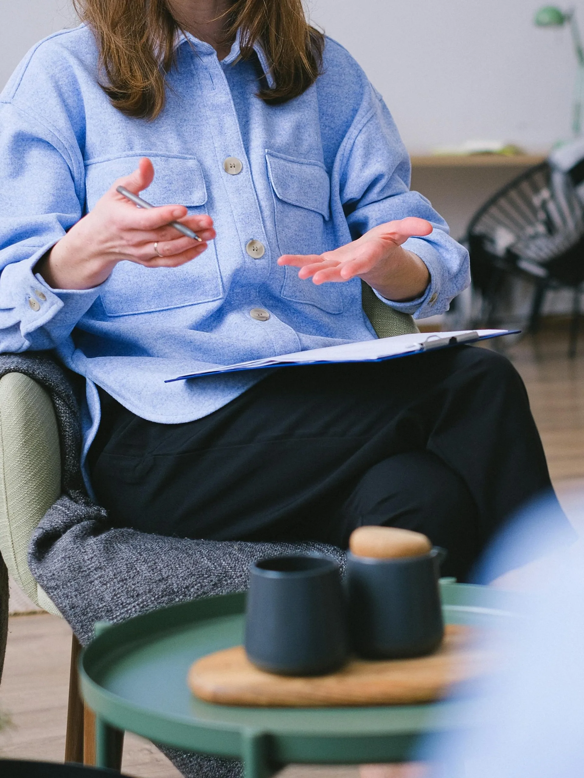 Therapeutin in einer Beratungssitzung mit Notizblock und offener Gestik – professionelle Unterstützung bei Paartherapie, Beziehungsberatung und Kommunikationsproblemen.