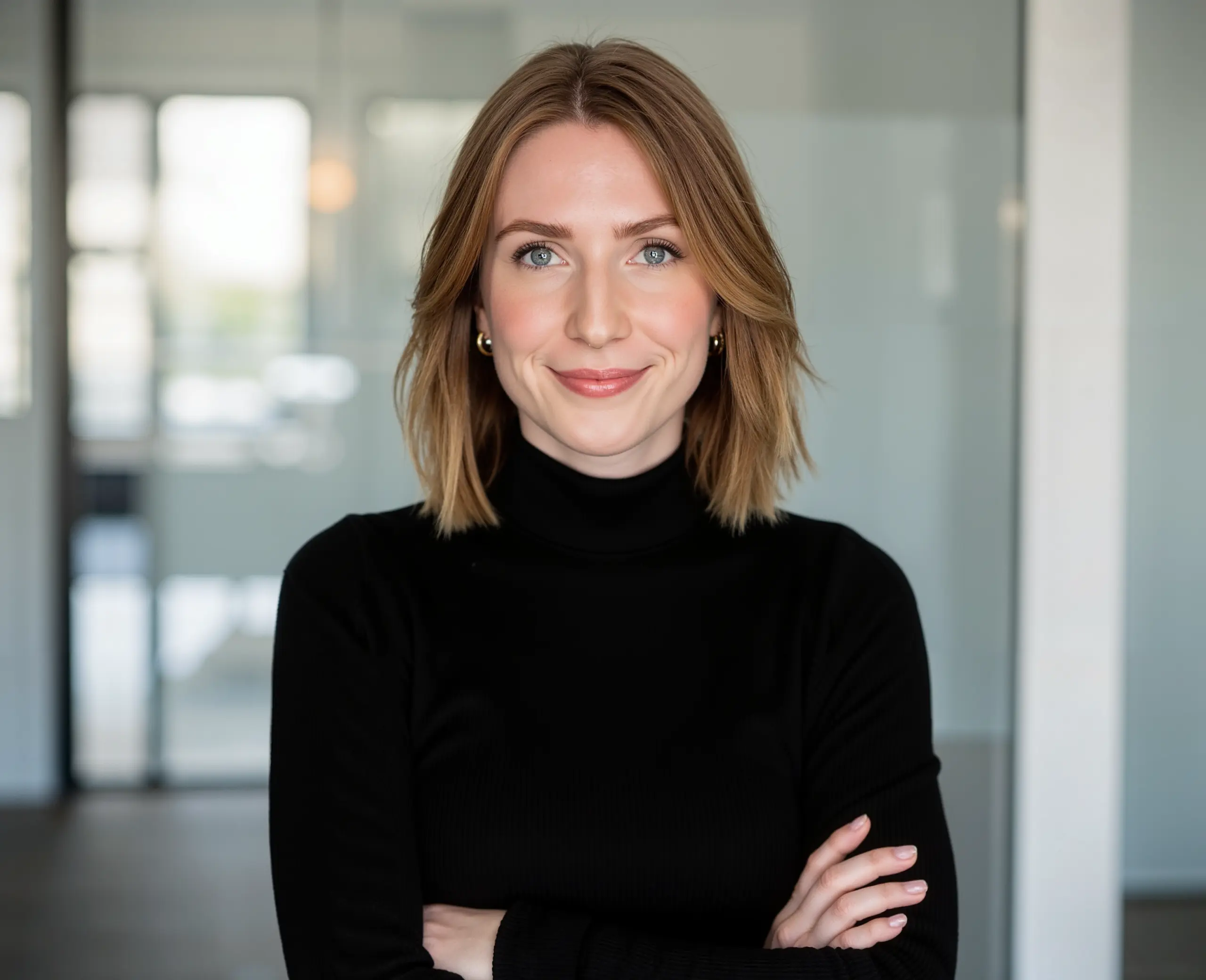 Professionelle Paartherapeutin mit freundlicher Ausstrahlung steht selbstbewusst im modernen Praxisraum und vermittelt Vertrauen, Klarheit und schematherapeutische Kompetenz für Paare und Einzelpersonen.