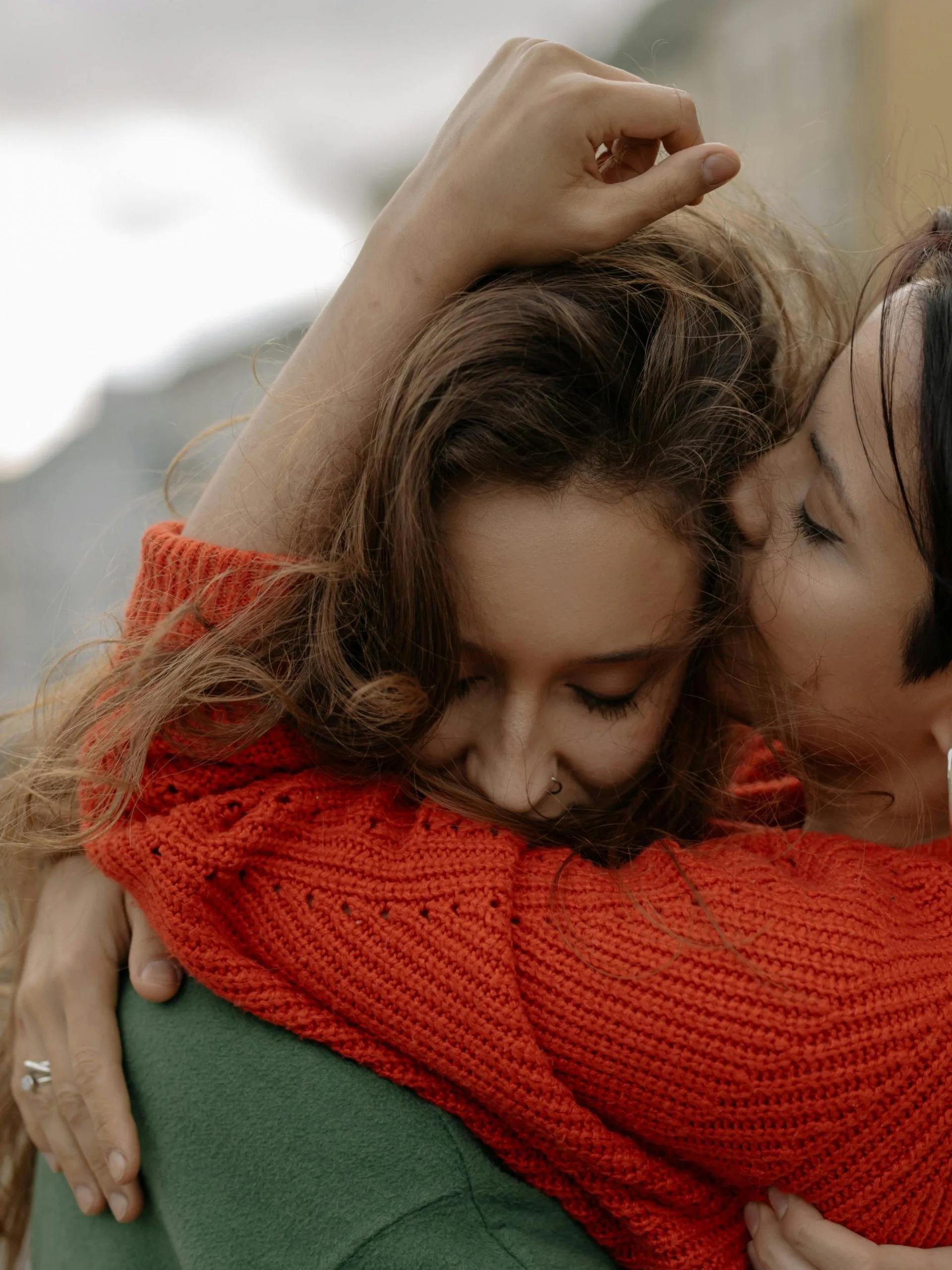Zwei Frauen umarmen sich innig und zeigen emotionale Nähe, Vertrauen und Geborgenheit – Symbol für Verbundenheit, Liebe und eine starke Partnerschaft.